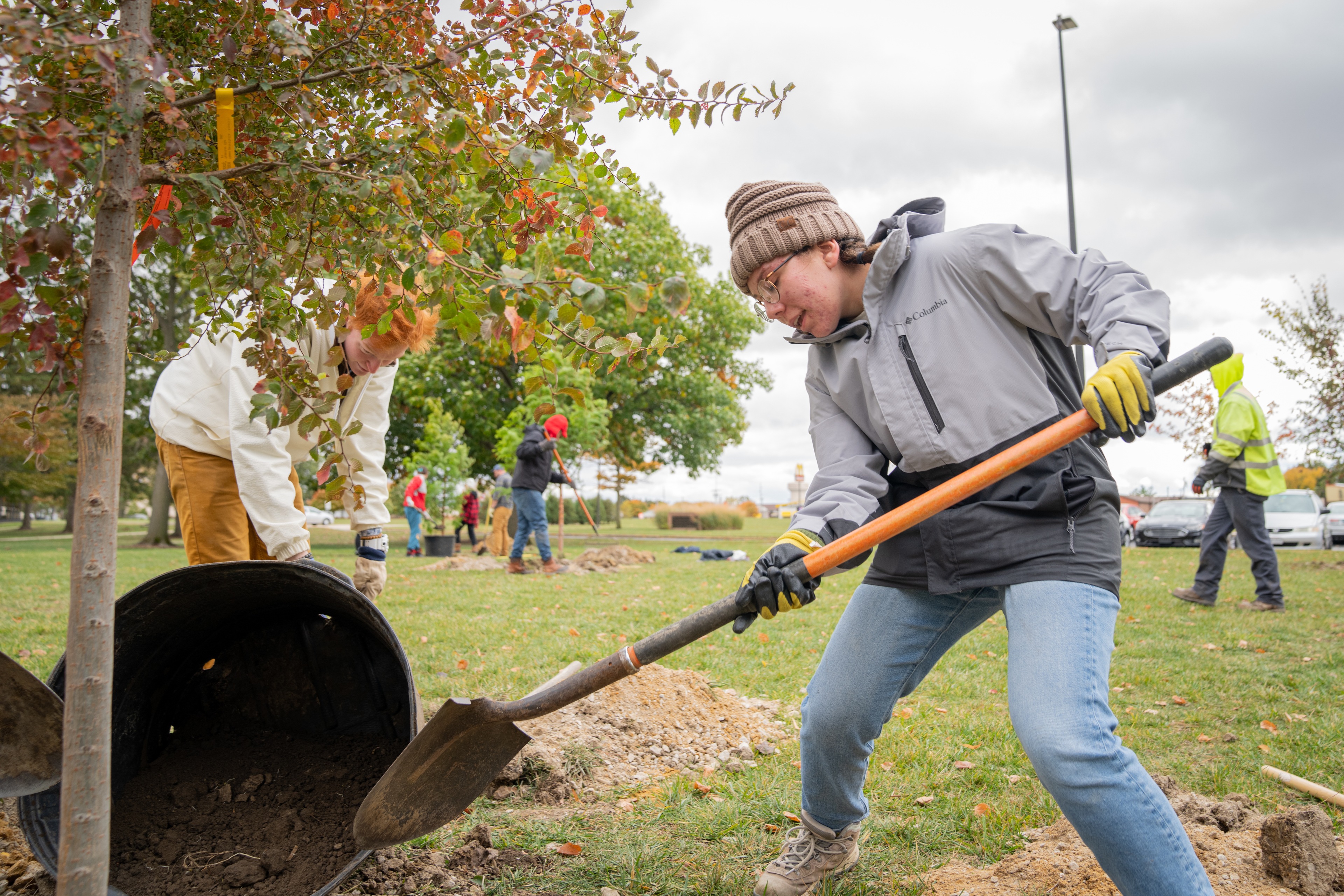 BGSU students volunteering doing yard work