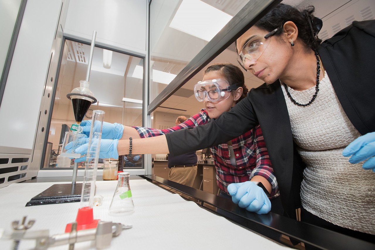 BGSU student and faculty member in a biochemistry lab. A large part of the BGSU chemistry specialization in biochemistry education happens in the lab.