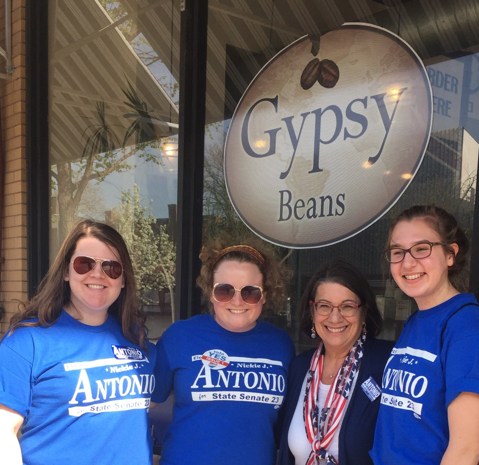 PHOTO-Nickie-w-Taylor-Nicole-Elizabeth-at-Gypsy-Beans