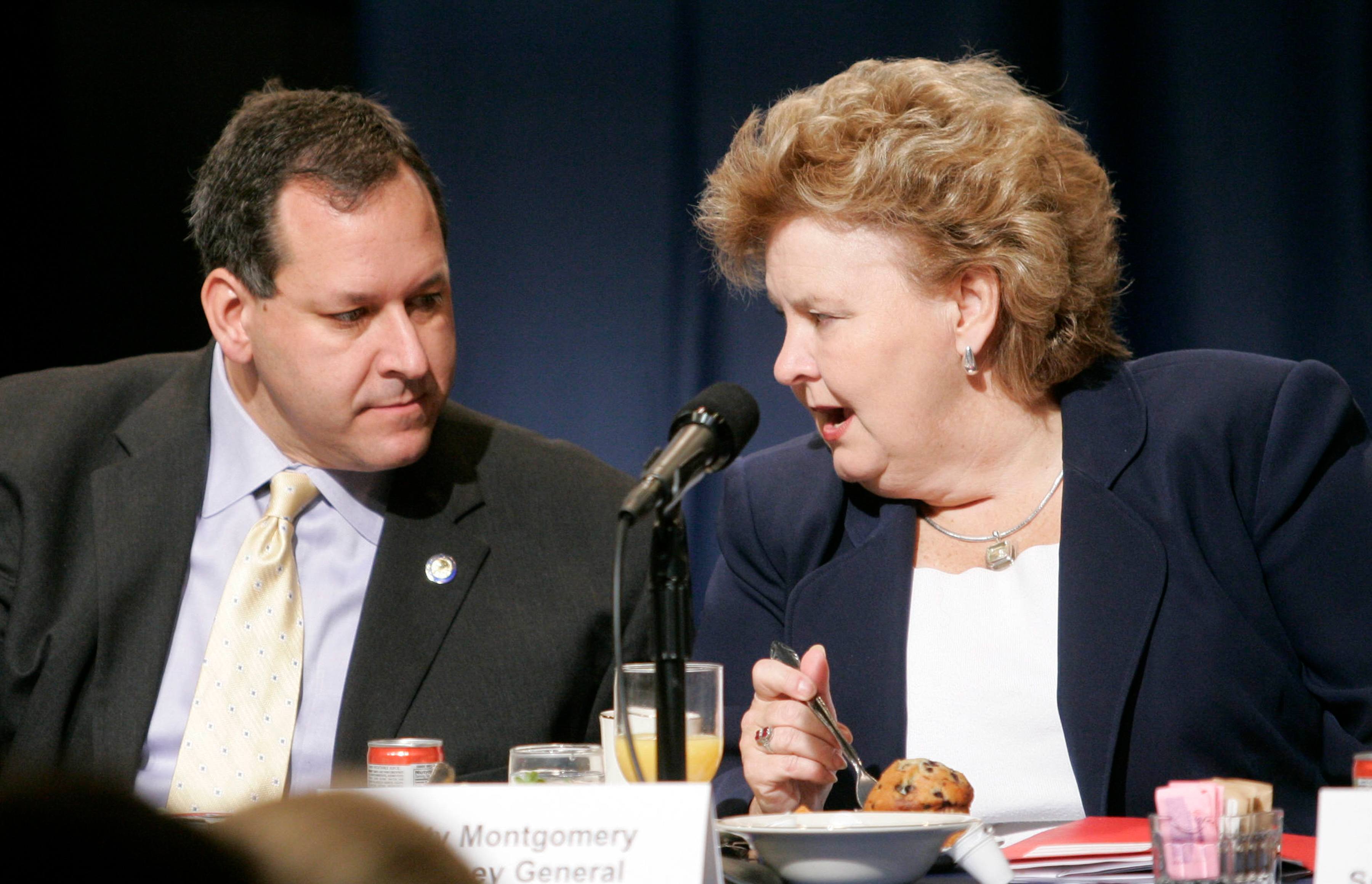 PHOTO-Montgomery-2006-10-6-candidate-forum-conferring-with-man-MERLIN-3641022