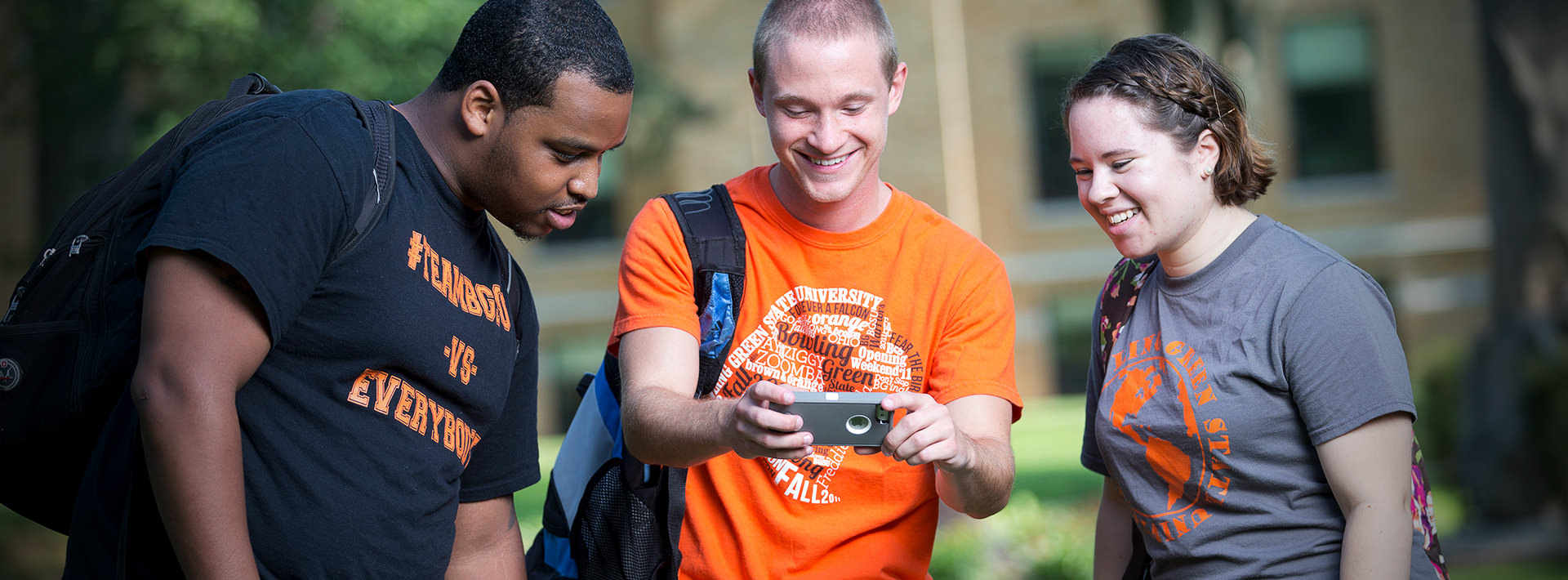 Students Outside Phone 62t5692