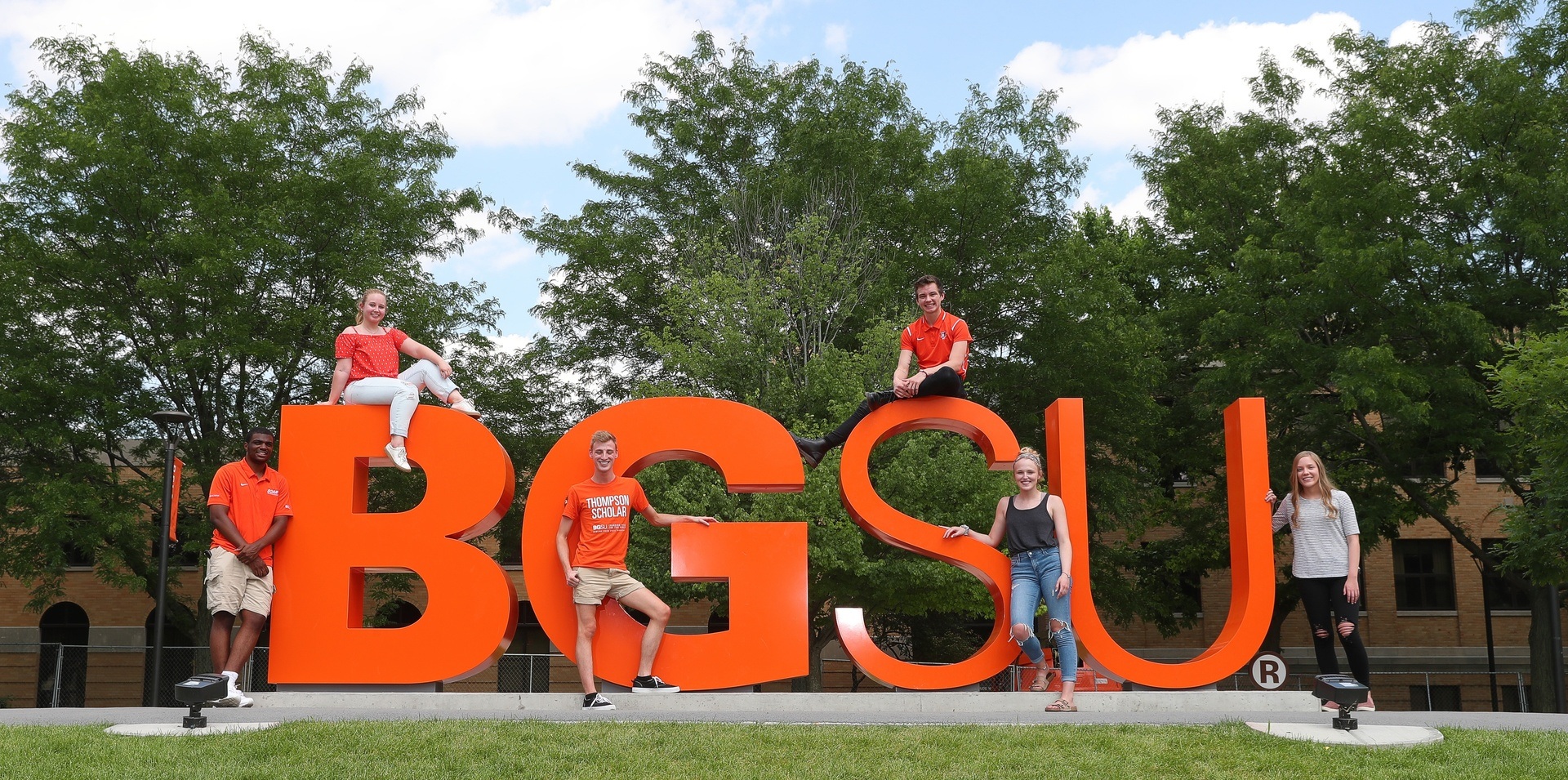 bgsu sign and students image
