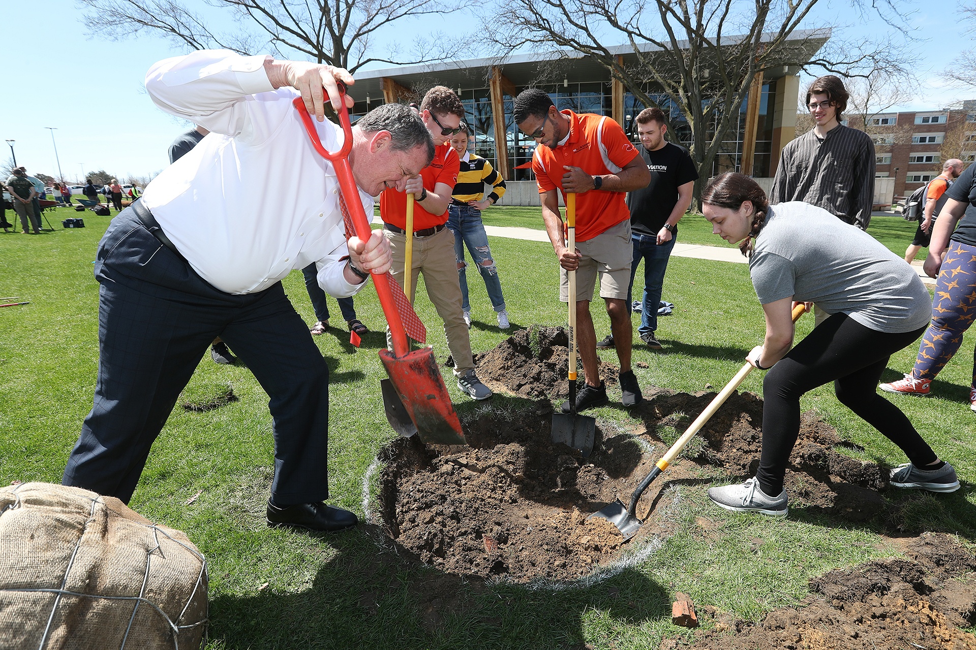 President-Rodney-Rogers-with-students-planting-trees
