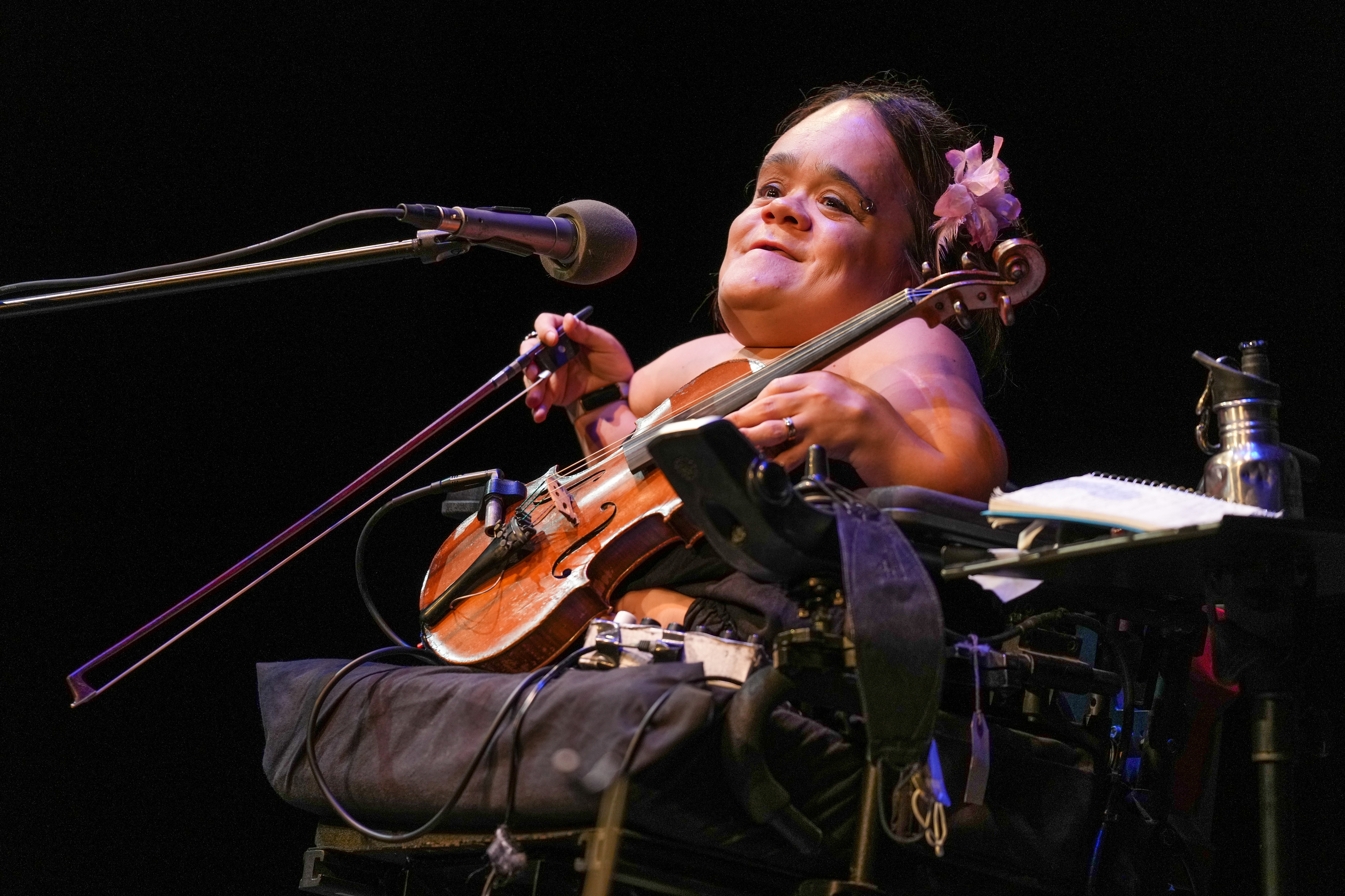 Gaelynn Lea performing