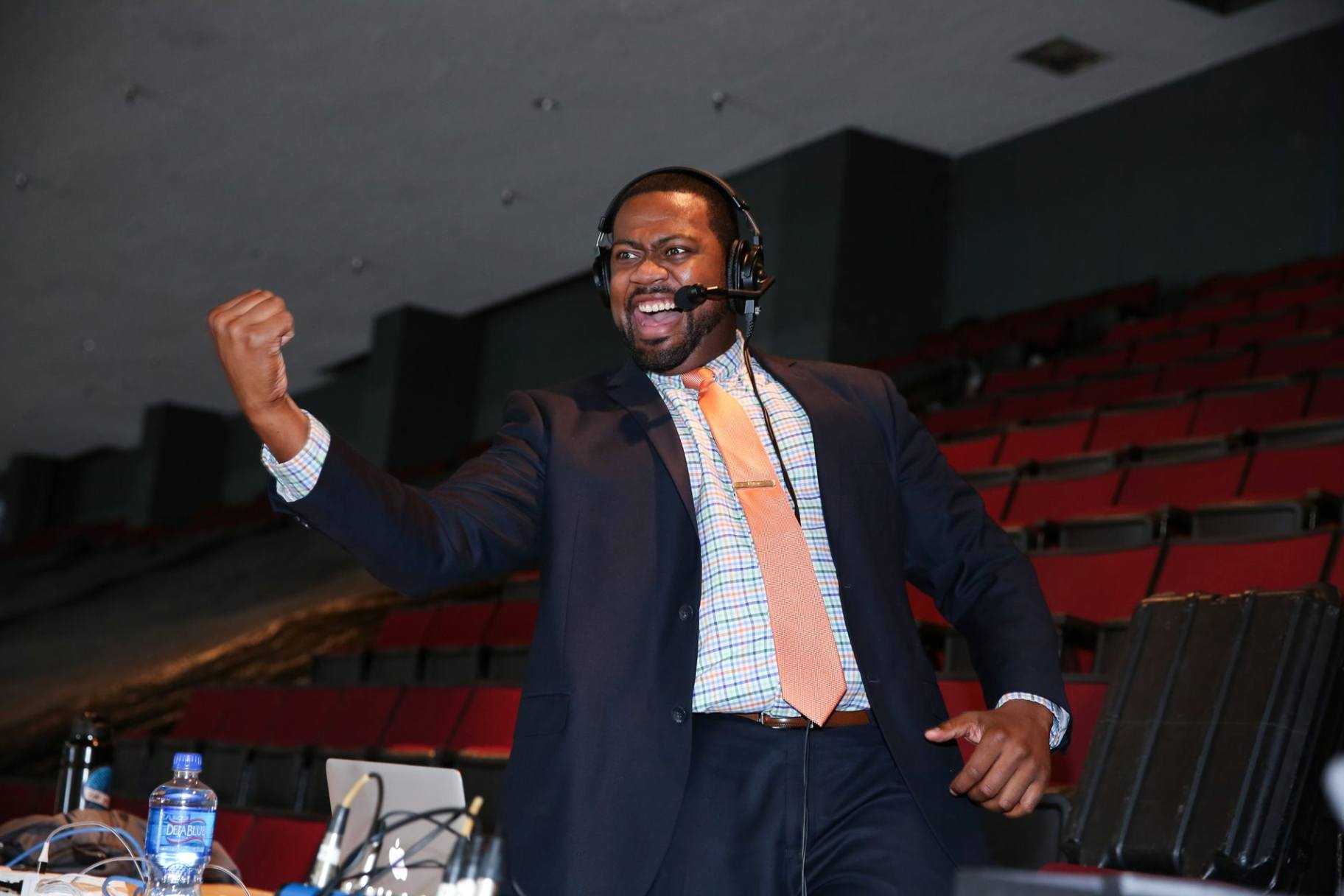 BGSU alumnus Everett FitzHugh broadcasts a hockey game