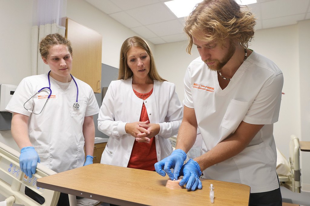 Dr. Shelly Bussard supervising students in simulation lab in Central Hall. 