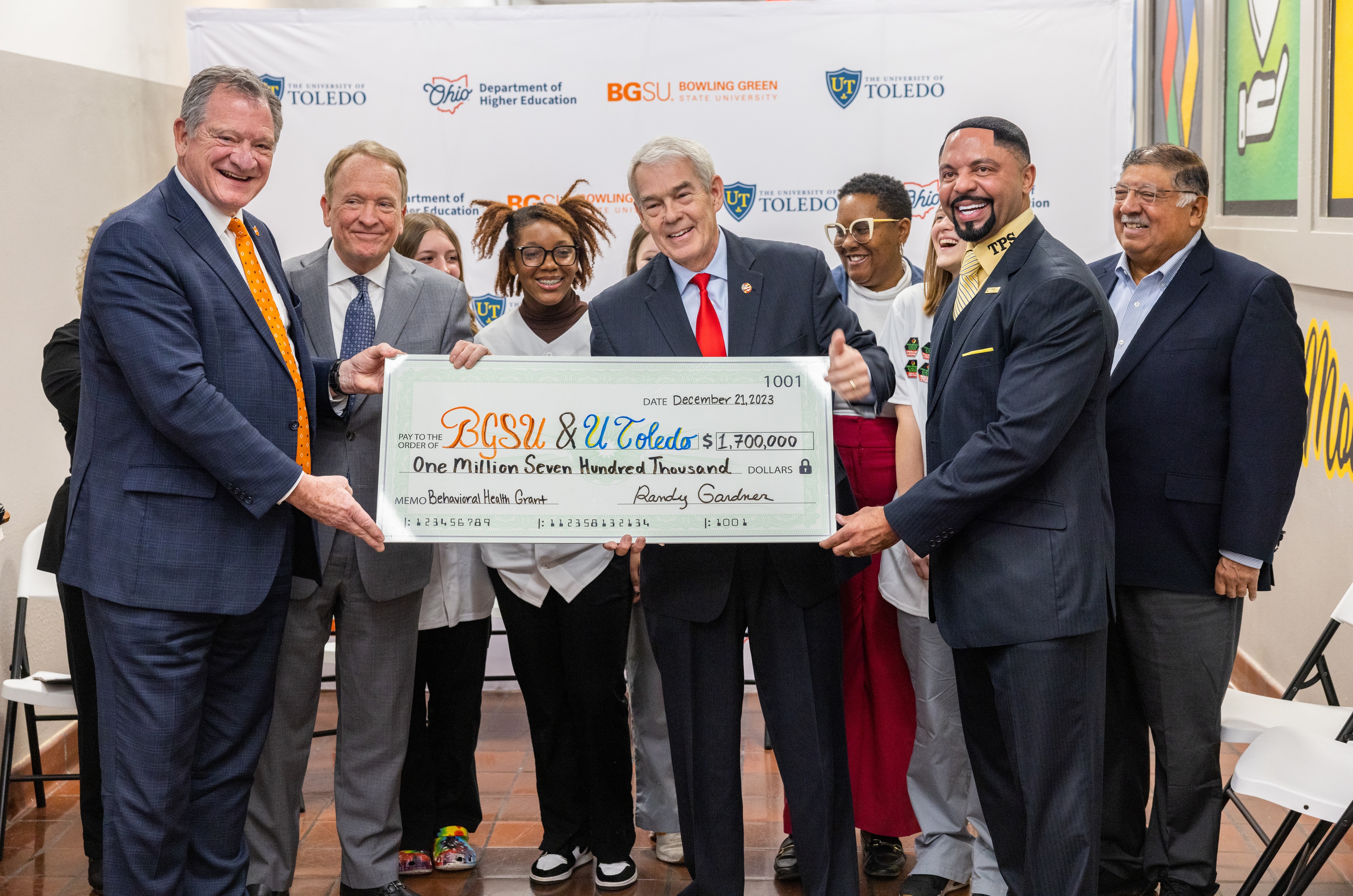 ODHE Chancellor Randy Gardner presents BGSU and UToledo a check, signifying joint $1.7 million grant for both institutions.