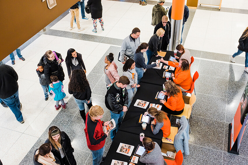 students-registering-union