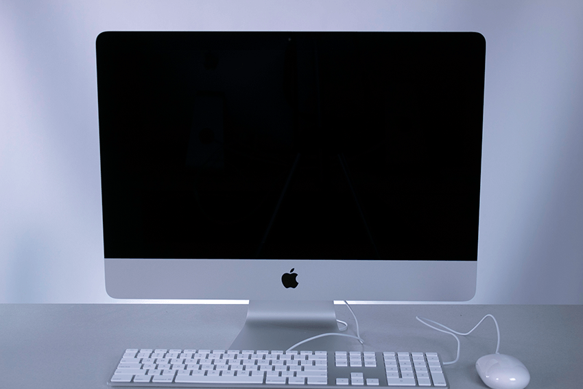 Apple iMac with wired keyboard and mouse