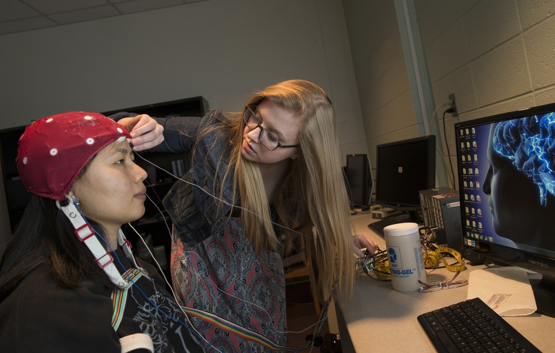 neuroscience students in EEG lab