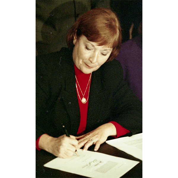 Hollister signing Farmland bill in 1999