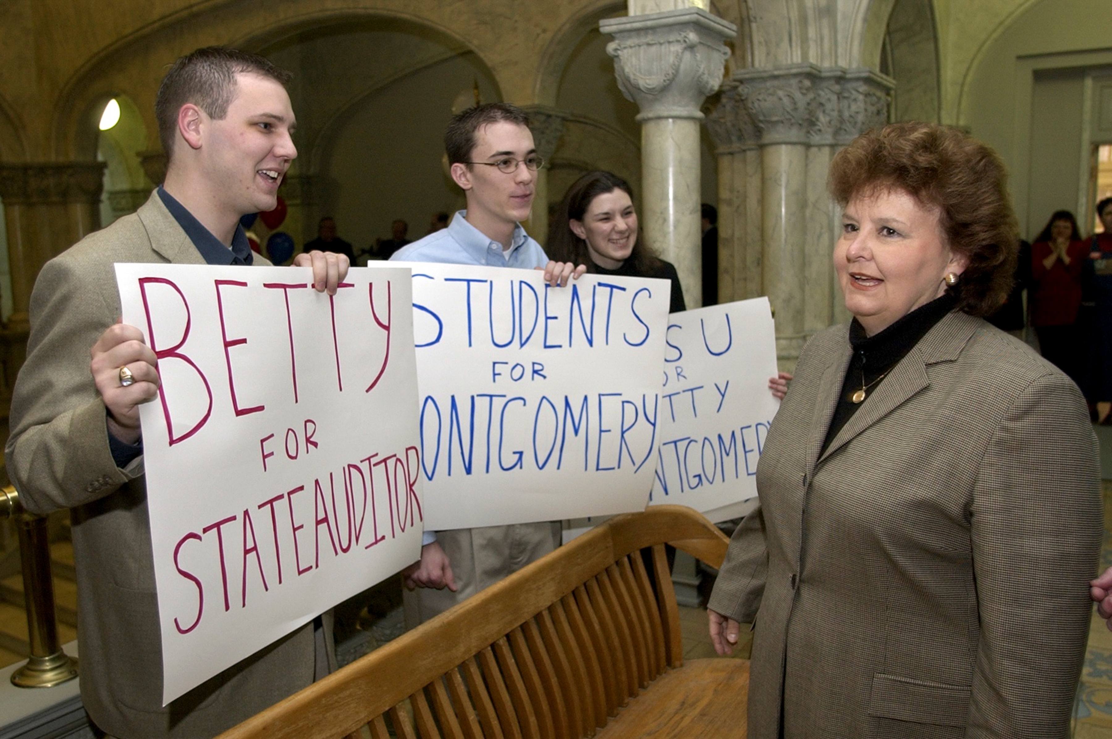 PHOTO-Montgomery-2002-3-5-students-holding-signs-MERLIN-221571