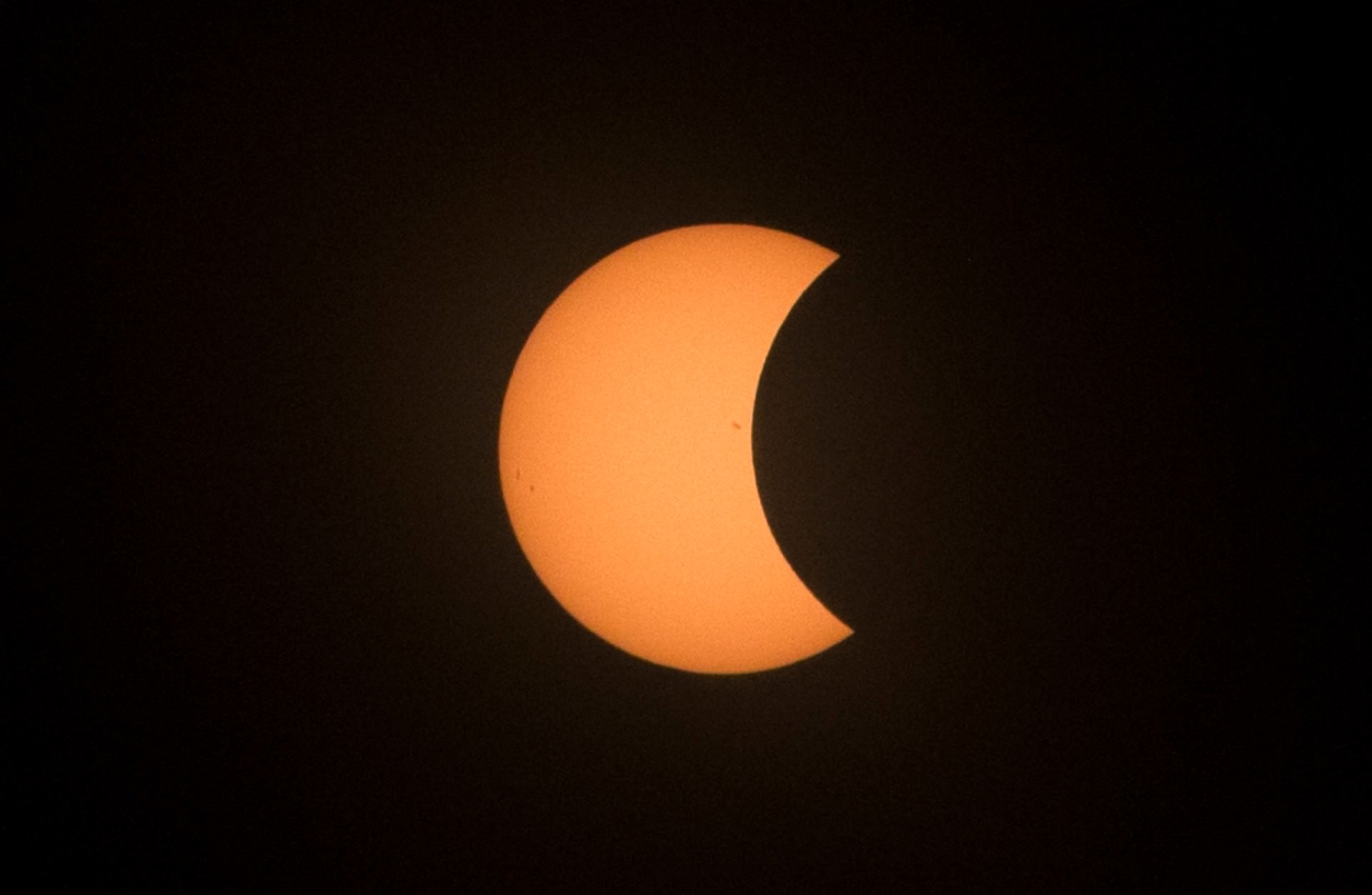Hundreds enjoy eclipse at BGSU Planetarium
