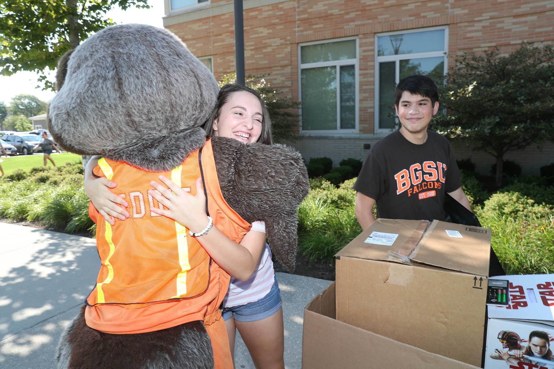 A student hugs a BGSU mascot during move-in