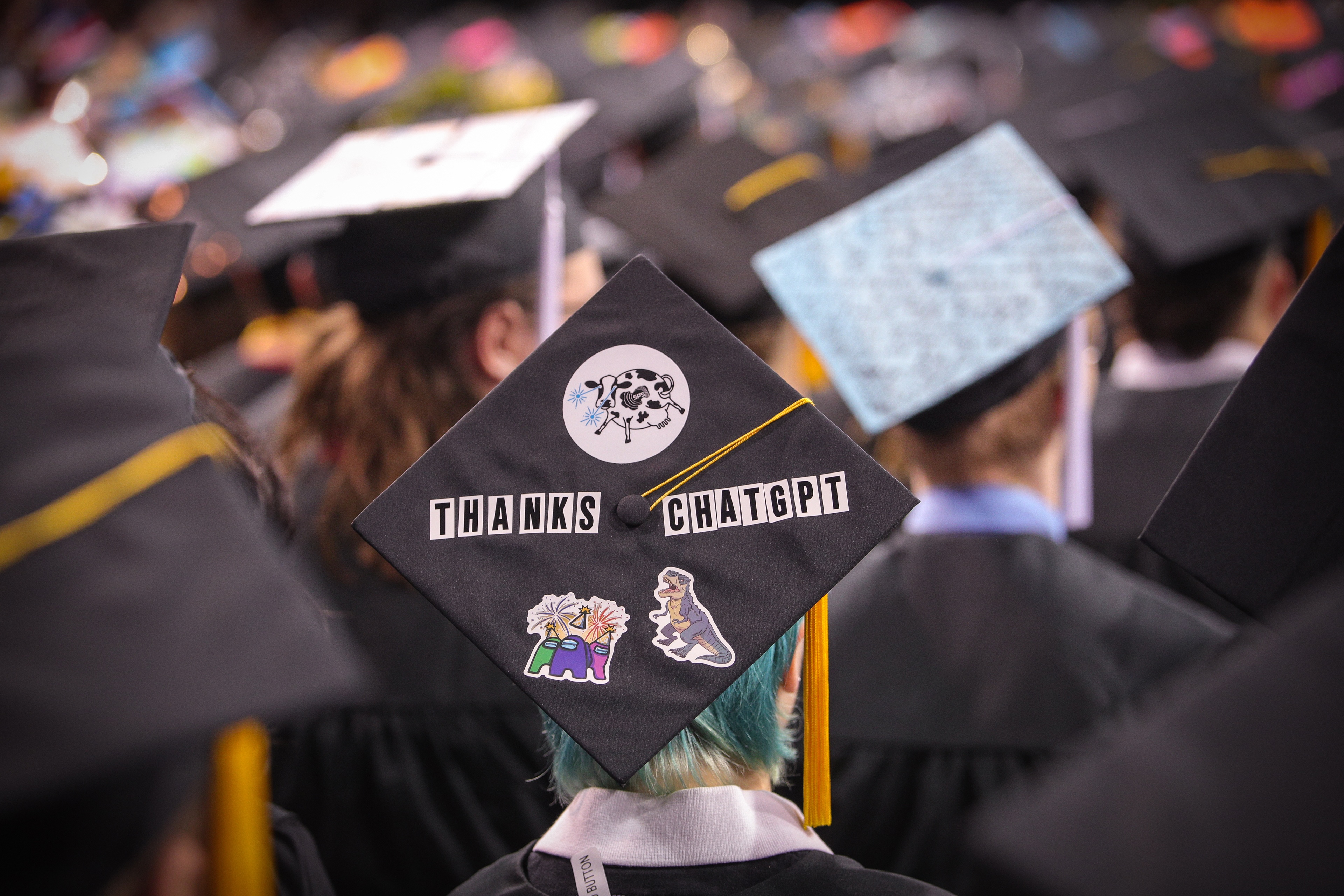 Graduation cap says “Thanks ChatGPT” 