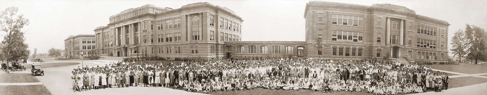 Panoramic photo from the 1920s shows a class posing by University Hall. 