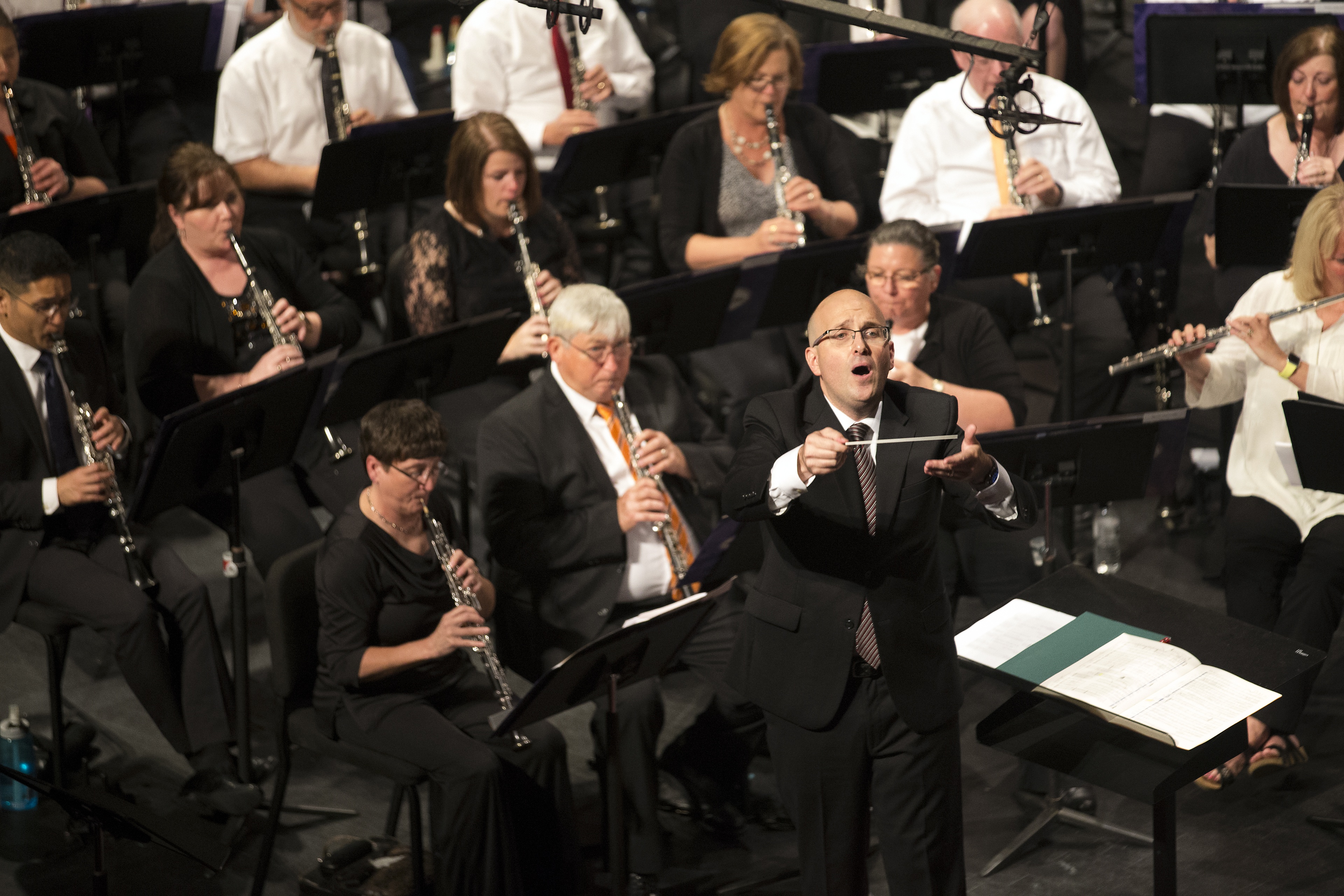 Lt. Col. Ryan Nowlin conducts the Alumni Symphonic Band ensemble 