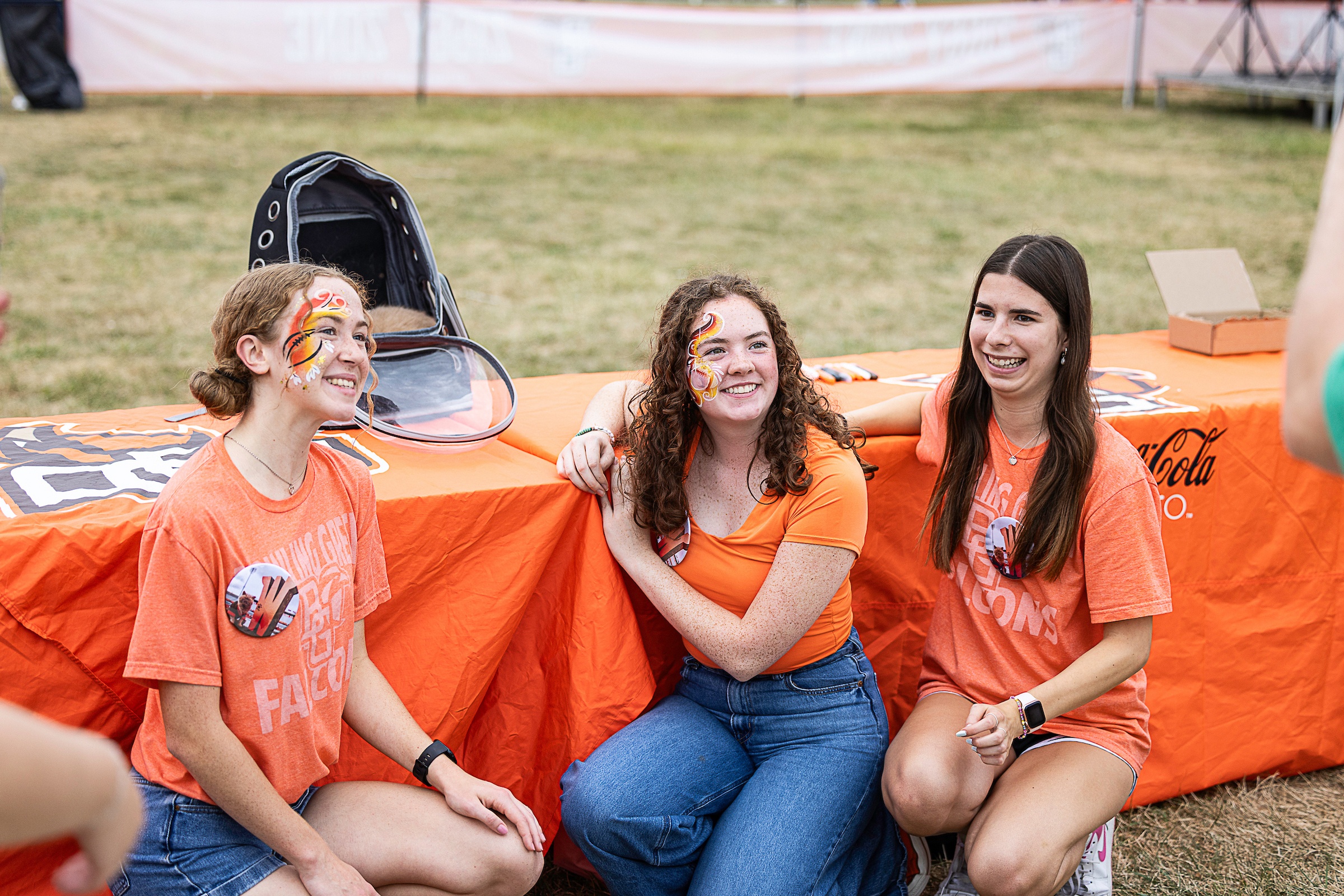 Fans pose with Pudge the cat