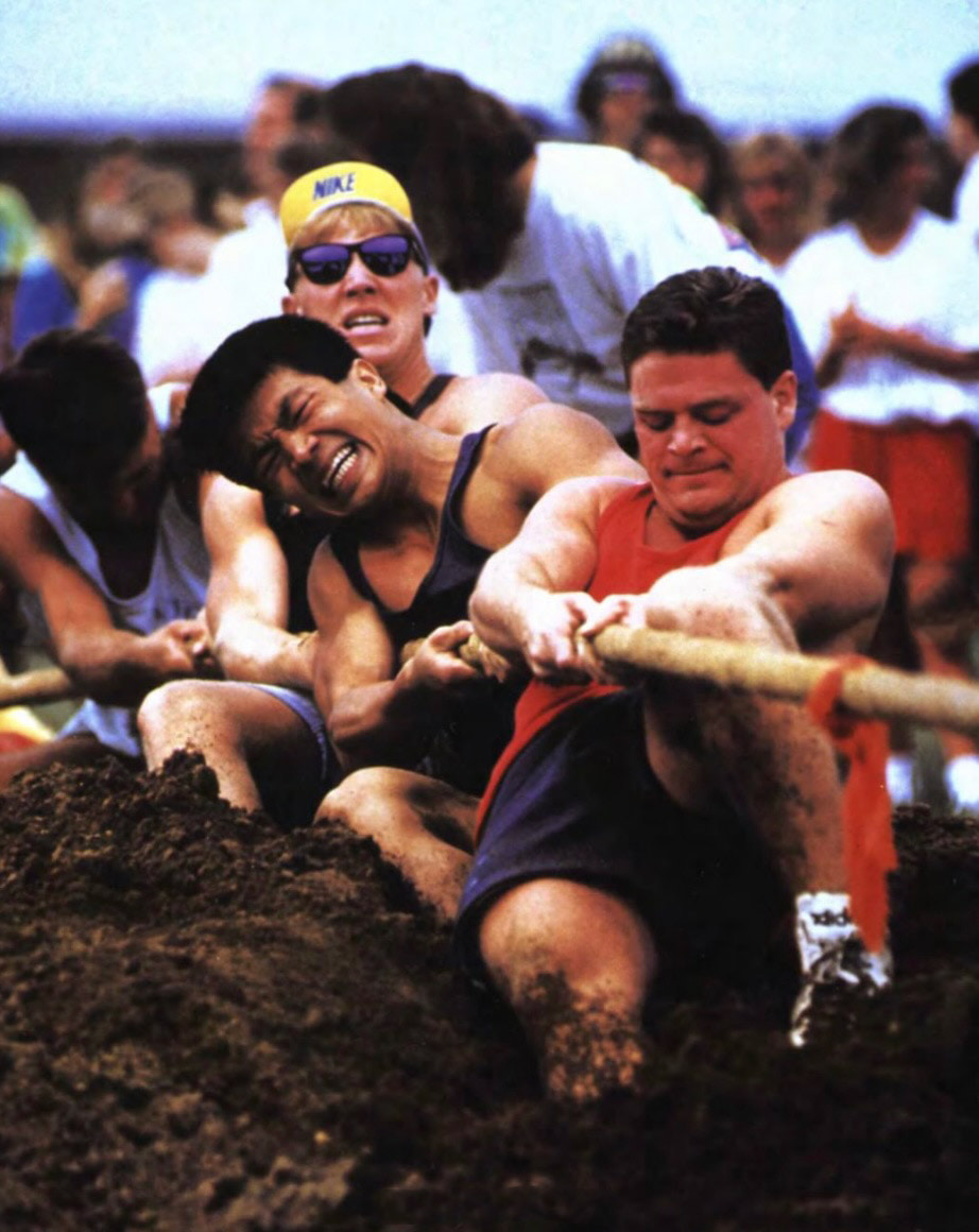 BGSU students in a game of tug of war