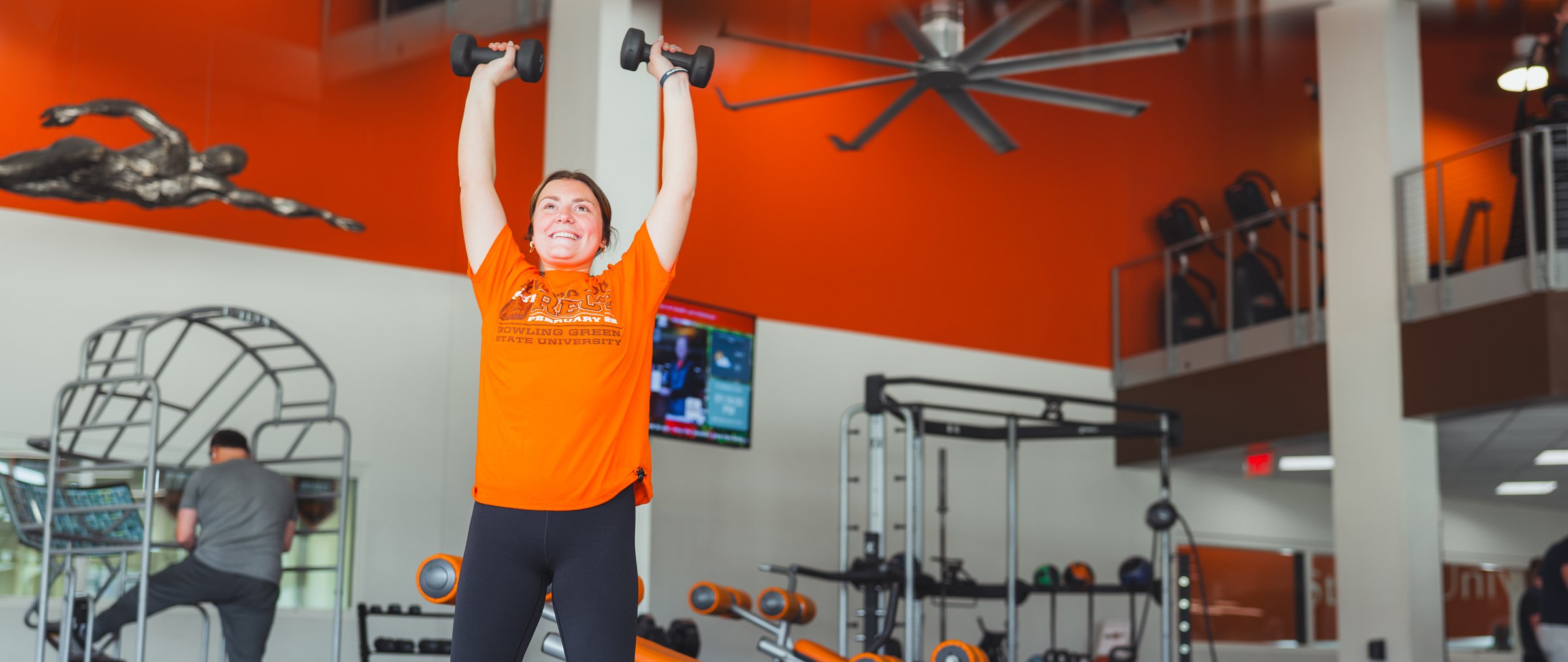 Girl doing overhead press at the Rec