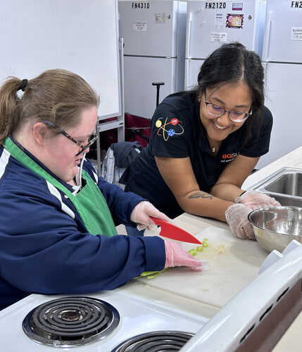 Candace Greenman and Dietitian student cutting vegetable to make lunch at BGSU Kitchen Lab